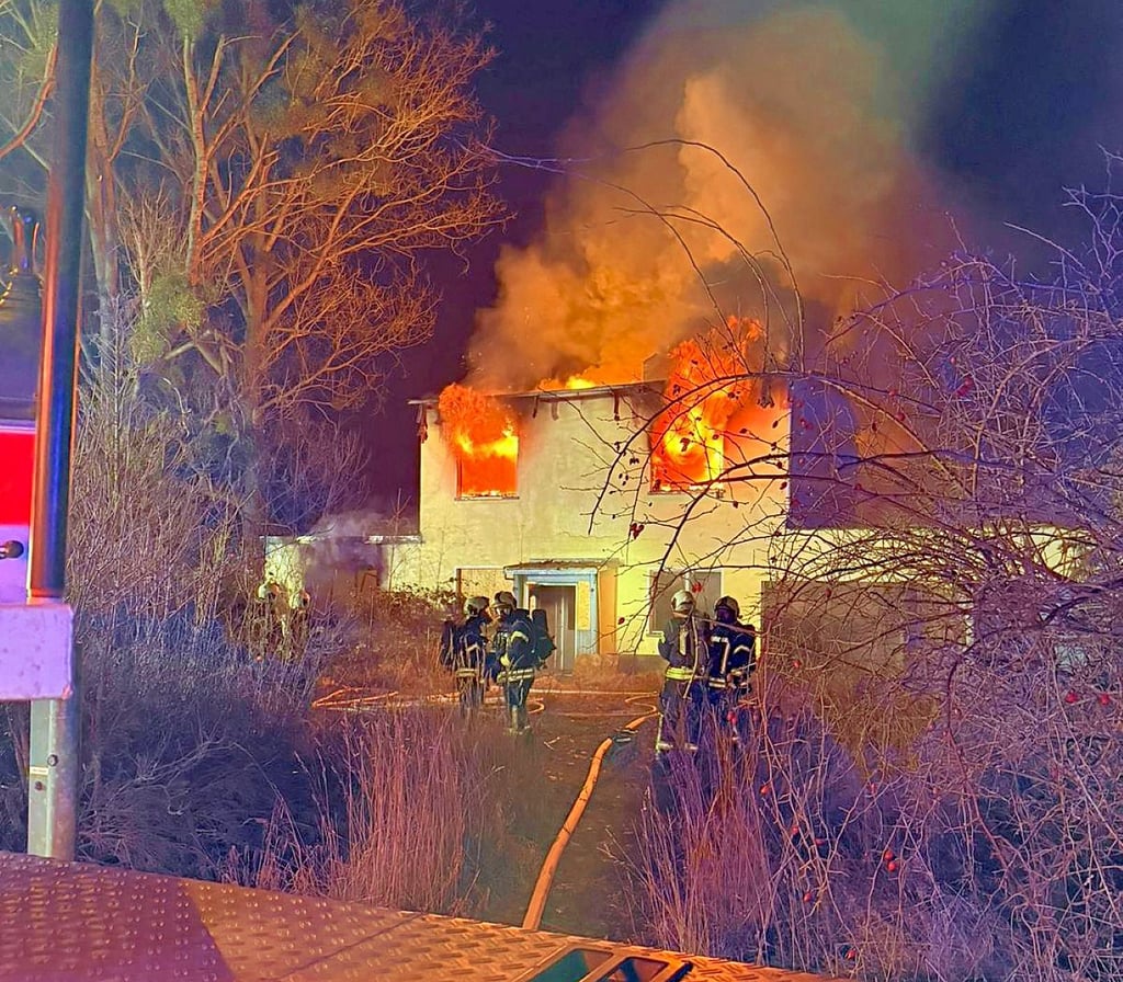 Die Feuerwehr musste das Dach des Hauses erst komplett durchbrennen lassen, um es dann von oben per Drehleiter löschen zu können.