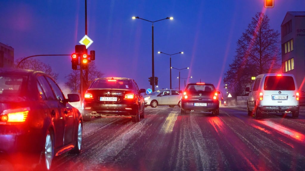 Schnee und Eis haben in Brandenburg für Probleme im Morgenverkehr gesorgt.