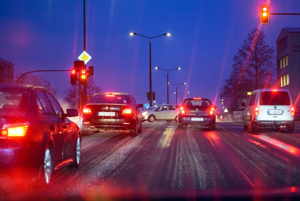 Schnee und Eis haben in Brandenburg für Probleme im Morgenverkehr gesorgt.