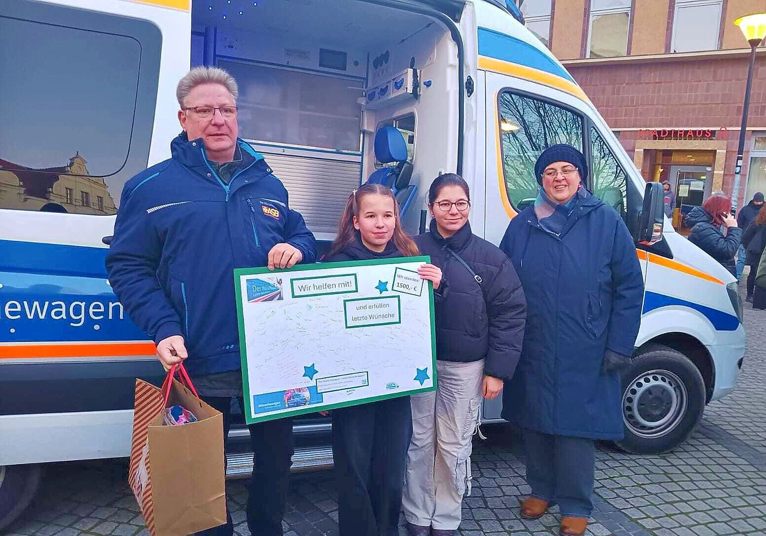 Spenden für engagiertes Projekt: Drei Generationen basteln für den Wünschewagen