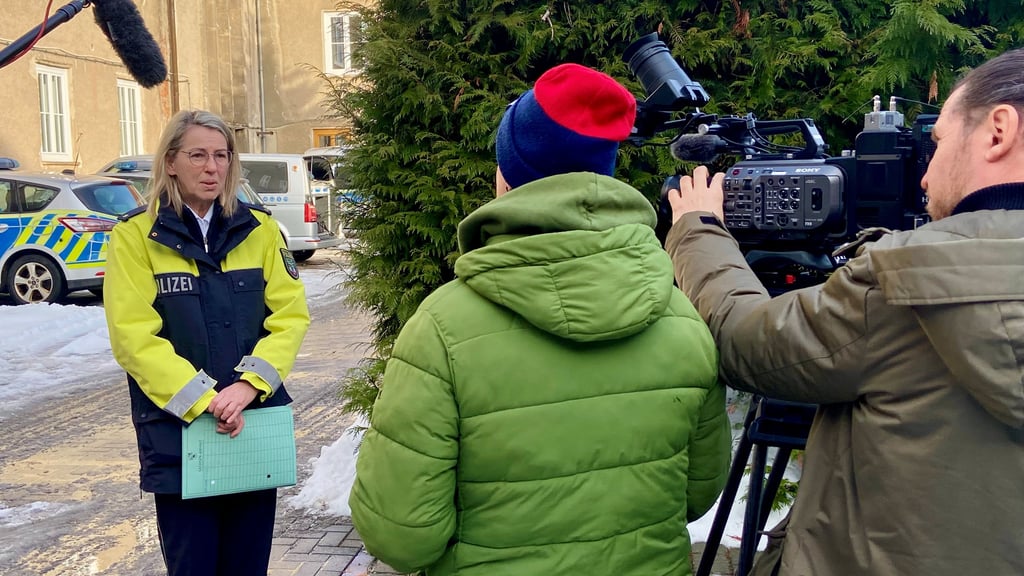 Polizei-Sprecherin Steffi Schwan bei den Dreharbeiten von „Kripo Live“.