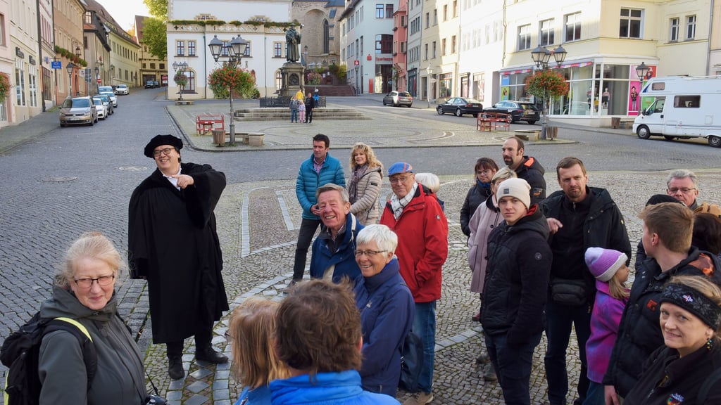 Ein Lutherkostüm, so wie hier bei Dirk Wellnitz, ist für Stadtführer in Eisleben natürlich keine Pflicht.