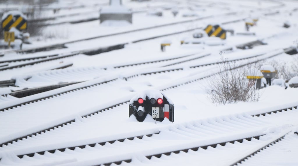 Wegen verschneiter Gleise kommt es zu Verspätungen und Ausfällen im Nahverkehr.