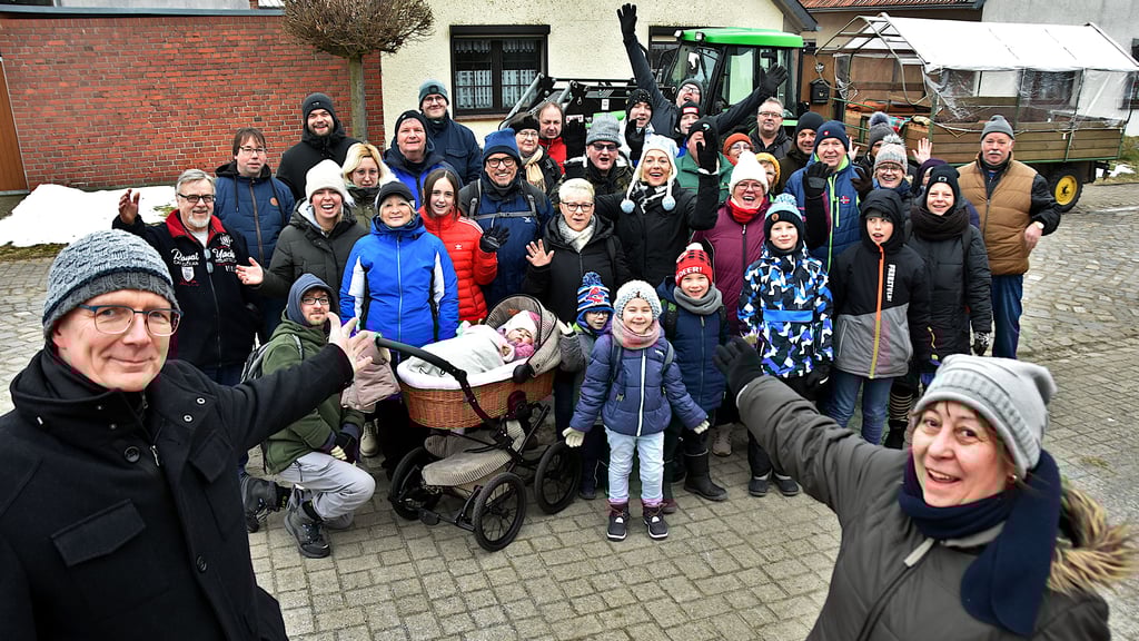 Ein Dorf auf Wanderschaft: Beim Start zur ersten Grünkohlwanderung versammelt sich die Lössewitzer Dorfgemeinschaft. Marcus Bühnemann (vorn; links) und Annette Lohöfer (r.) freuen sich über die große Resonanz.