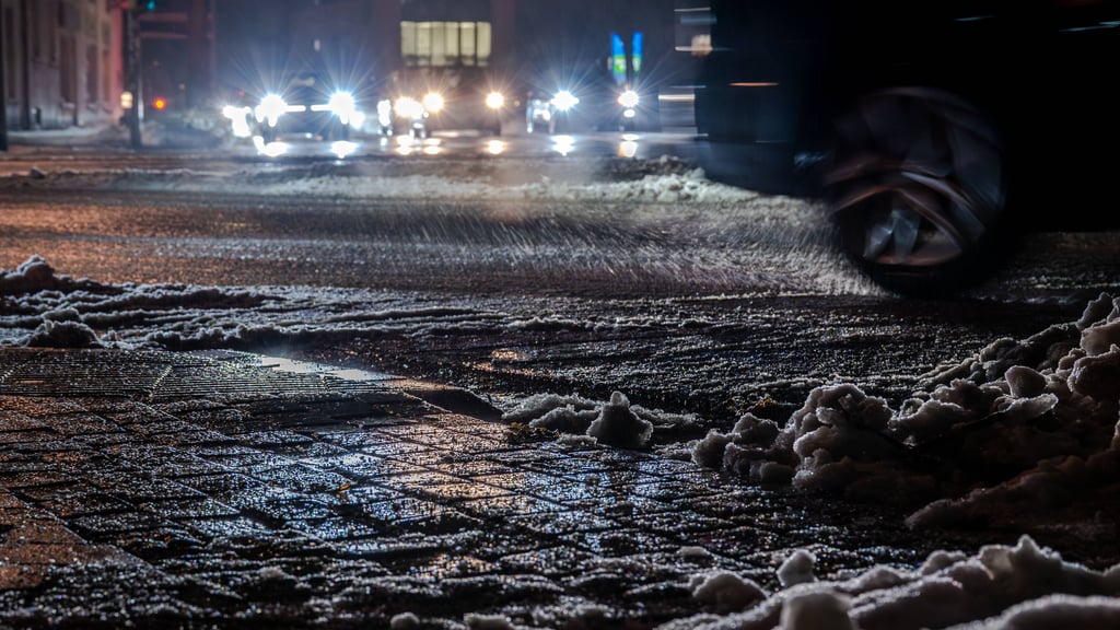 Eisregen, Schneefall und Glätte haben im Burgenlandkreis in der Nacht und in den Morgen- und Vormittagsstunden des Montags vielfach für Behinderungen gesorgt (Symbolfoto).
