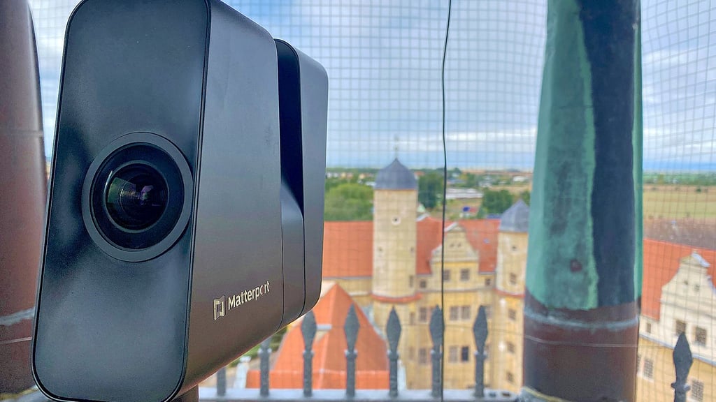 Dieser Hochleistungsscanner, hier in der Laterne des Glockenturms, hat die Schlossanlage für den digitalen Rundgang auf der neuen Webseite erfasst.