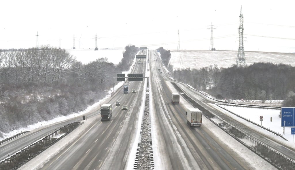 Schnee und Eisglätte haben zum Wochenstart nicht nur Lastwagenfahrern einiges abverlangt.