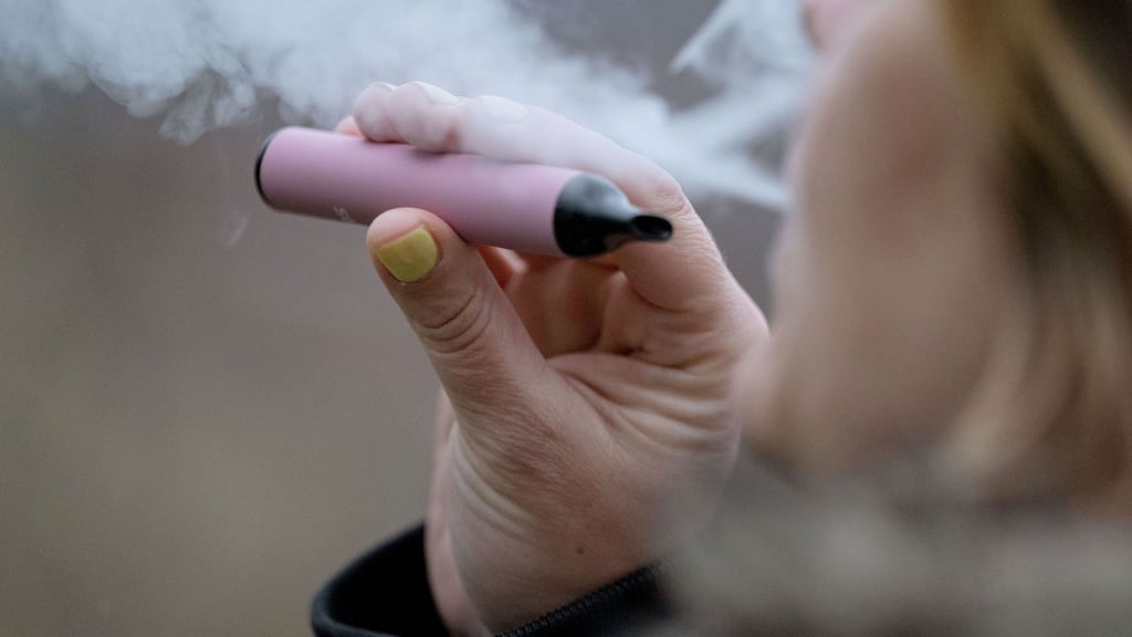 Trotz ihres vermeintlich harmlosen Images sind Vapes und E-Zigaretten keineswegs gesundheitlich unbedenklich.