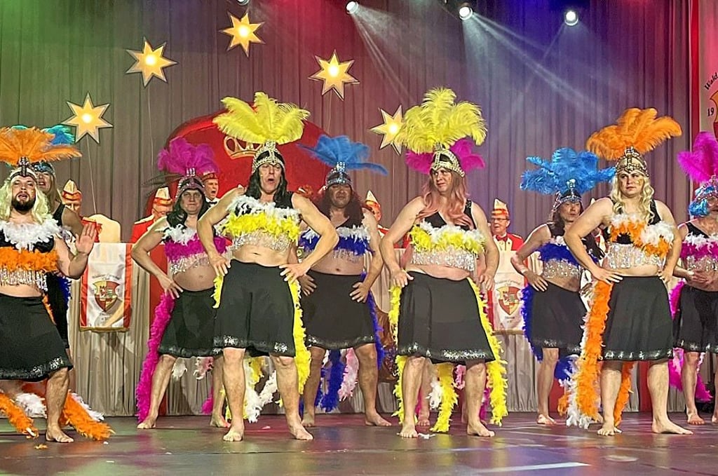 Versuchte mit seinem Hüftschwung beim Publikum zu Punkten - das Männerballett des WCC.