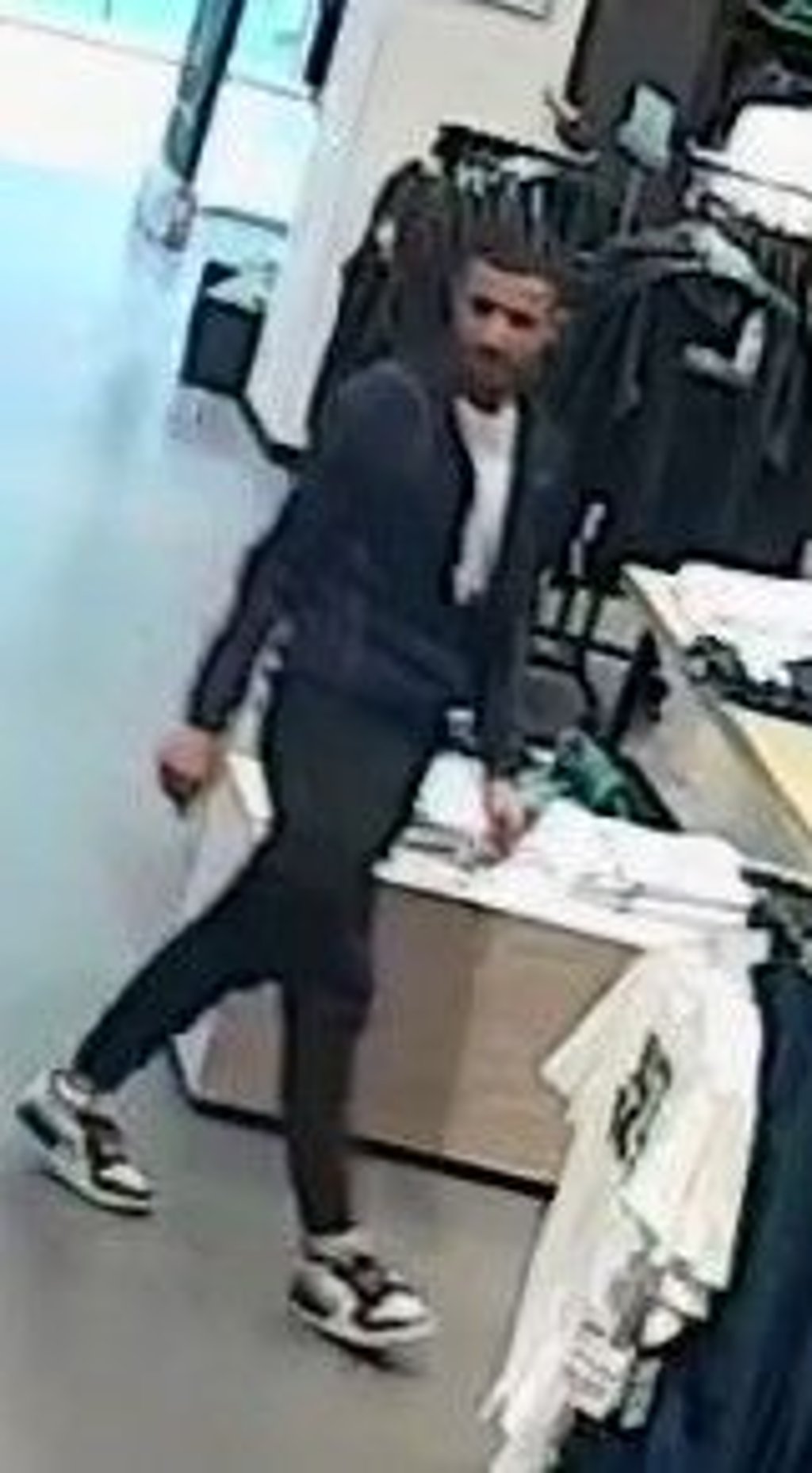 Der zweite mutmaßliche Ladendieb aus dem Allee-Center: Die Polizei geht von einer gemeinschaftlichen Tat aus.