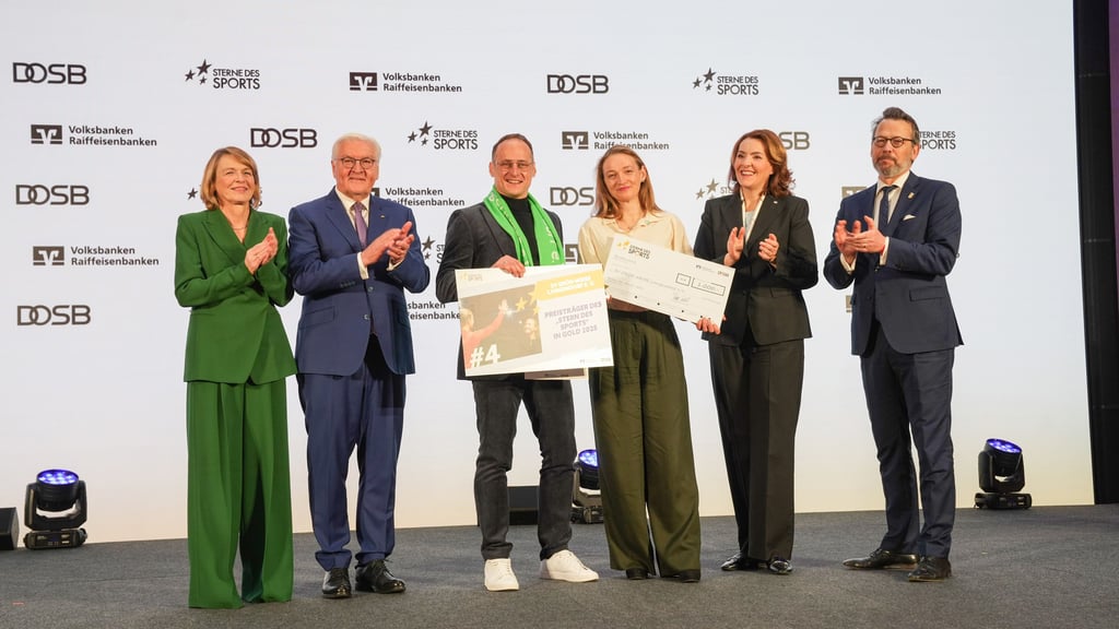 Preisverleihung: Elke Büdenbender, Bundespräsident Frank-Walter Steinmeier, Enrico Rothe (Volksbank) und Julia Martin (SV Langendorf, v.l.)