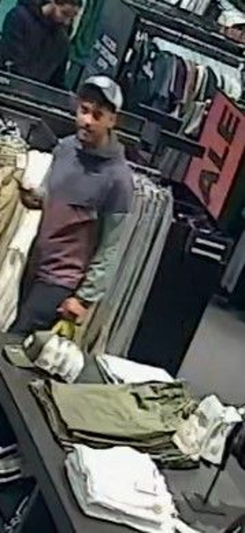 Die Polizei geht davon aus, dass dieser Mann einer der mutmaßlichen Ladendiebe aus dem Allee-Center ist.