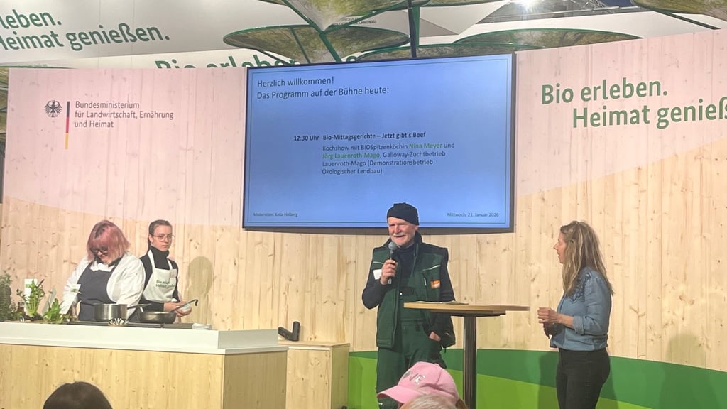 Jörg Lauenroth-Mago (Mitte) gibt im Rahmen der Grünen Woche eine Präsentation.