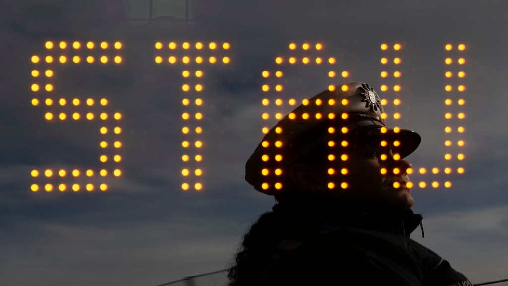 Ein Lkw blockiert eine Ausfahrt auf der A14. (Symbolbild)