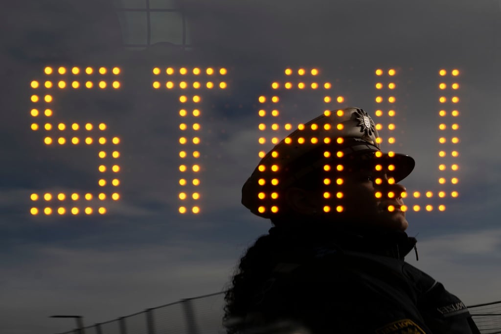 Ein Lkw blockiert eine Ausfahrt auf der A14. (Symbolbild)