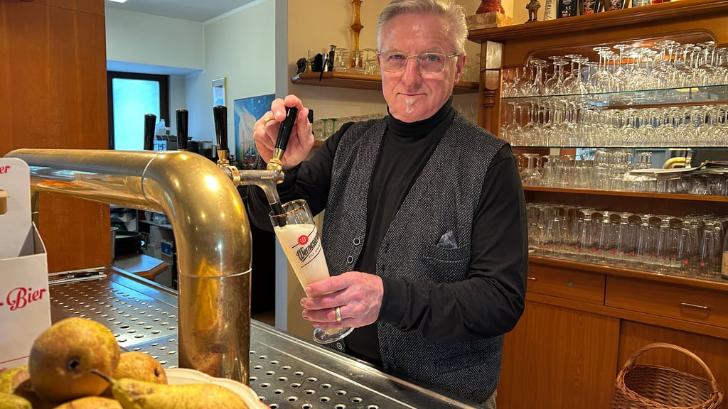 Schon als kleiner Knirps hat Günter Sandt Bier gezapft - seit 1974 ist er in der Gastronomie tätig.
