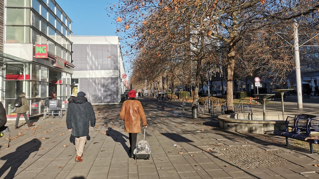 Die Aufenthaltsqualität des Nordabschnitts Breiter Weg in Magdeburg bewerten Händler als positiv – anders der Südabschnitt.
