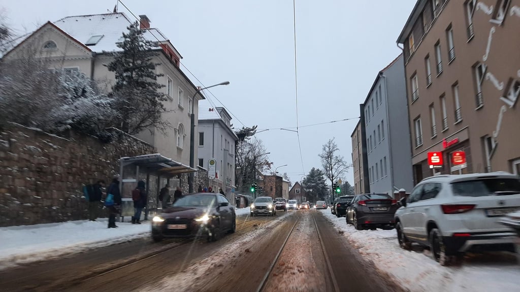 Auf Busse und Bahnen warten die Menschen in Halle nicht vergeblich, auch wenn es zu Einschränkungen kommt.