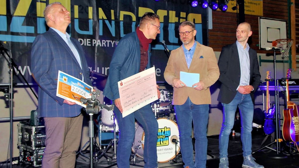 Reimund Hoffmann (v. l.), Torsten Blauwitz und David Alkewitz (r.) überreichen Bürgermeister Sven Hause ihre Spenden. 