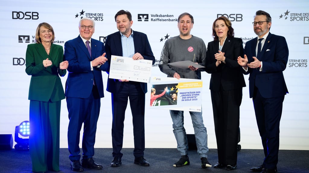 Bundespräsident Frank-Walter Steinmeier (2.v.l.) ehrt den Sterne-Sieger Turngemeinde Herford.