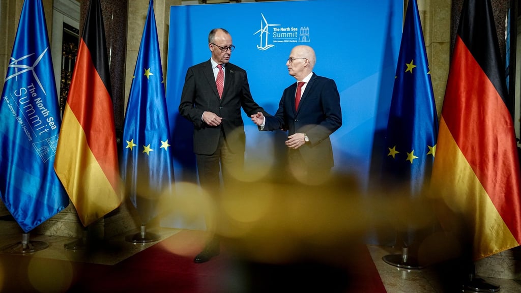 Hamburg kann nach Ansicht von Bürgermeister Tschentscher (r, mit Bundeskanzler Merz) als Veranstaltungsort des Nordsee-Gipfels von den dort gefassten Beschlüssen profitieren.