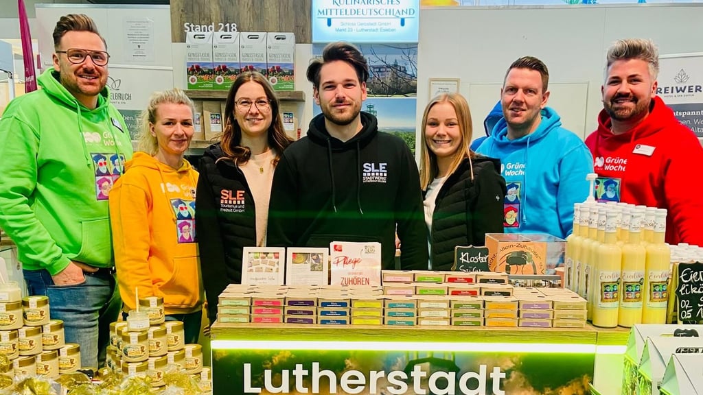Florian Wend, Rosalie Brackmann, Louisa Mahrenholz, Stefan Aschenbrenner, Leyla Heiser, Christian Brackmann und Sebastian Schmidt (von links) am Messestand. 