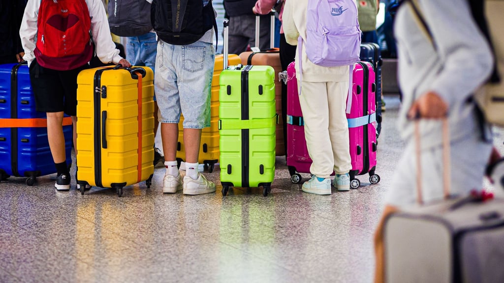 Frühes Aufstehen und hastiges Packen: Geänderte Flugzeiten können den entspannten letzten Urlaubstag schnell beenden und für unerwarteten Stress sorgen.