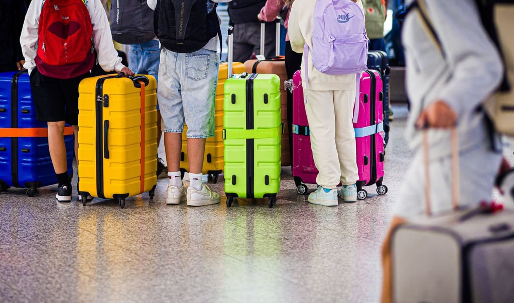 Frühes Aufstehen und hastiges Packen: Geänderte Flugzeiten können den entspannten letzten Urlaubstag schnell beenden und für unerwarteten Stress sorgen.
