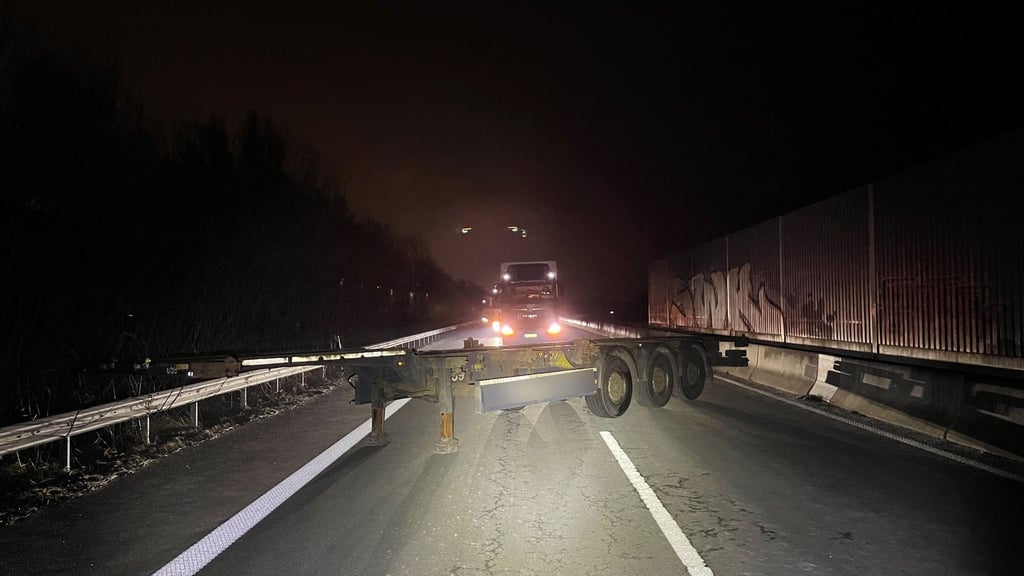 Ermittler suchen nach mutmaßlichen Tätern, die einen Sattelauflieger quer über beide Fahrstreifen gestellt haben.