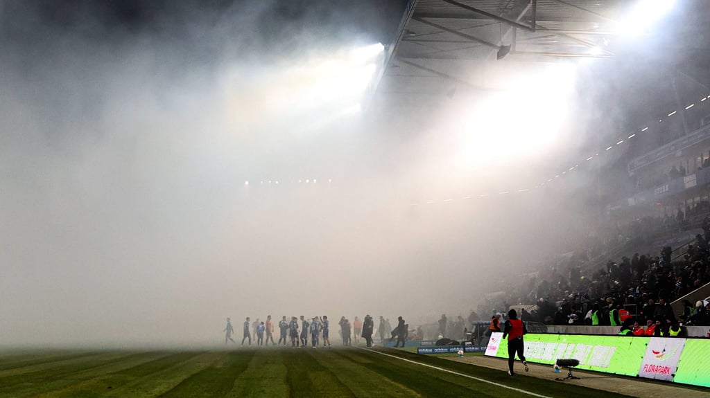 Die Spielunterbrechung aufgrund von Pyrotechnik in den Fanblöcken war noch das geringste Übel beim Ostderby zwischen dem 1. FC Magdeburg und Dynamo Dresden. Gingen mehr als 100 FCM-Fans planmäßig auf die Polizei los?