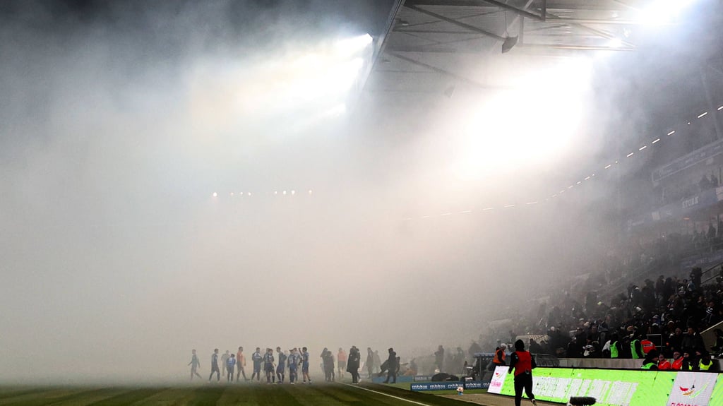 Die Spielunterbrechung aufgrund von Pyrotechnik in den Fanblöcken war noch das geringste Übel beim Ostderby zwischen dem 1. FC Magdeburg und Dynamo Dresden.