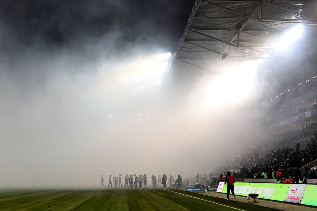 Die Spielunterbrechung aufgrund von Pyrotechnik in den Fanblöcken war noch das geringste Übel beim Ostderby zwischen dem 1. FC Magdeburg und Dynamo Dresden.