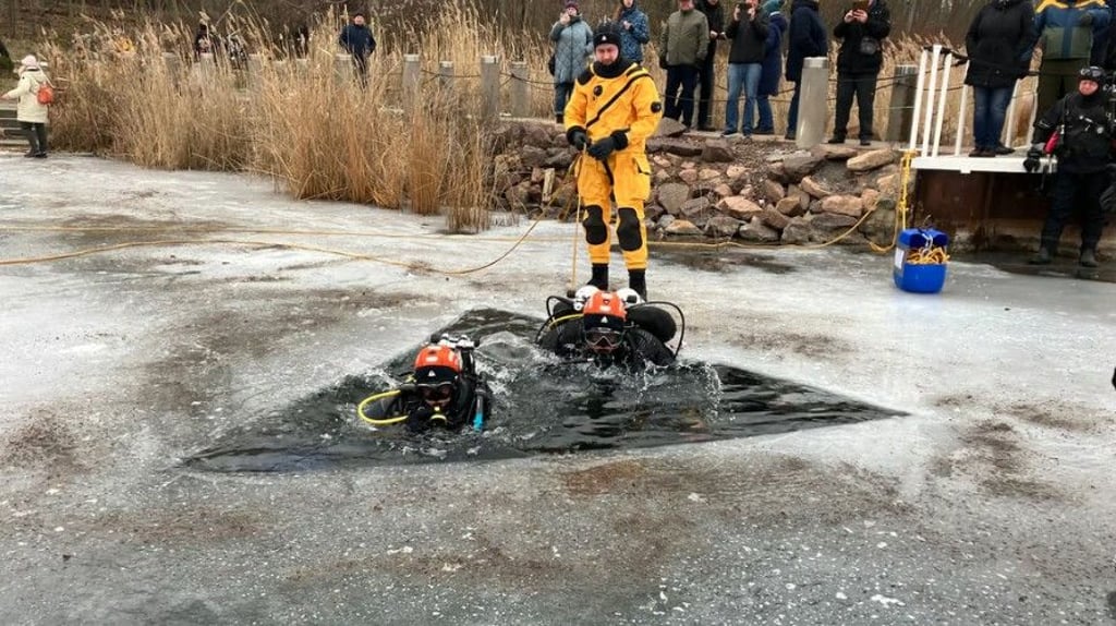 Der Tauchclub Orca Halle hat den gefrorenen Hufeisensee zum Eistauchen genutzt.&nbsp;