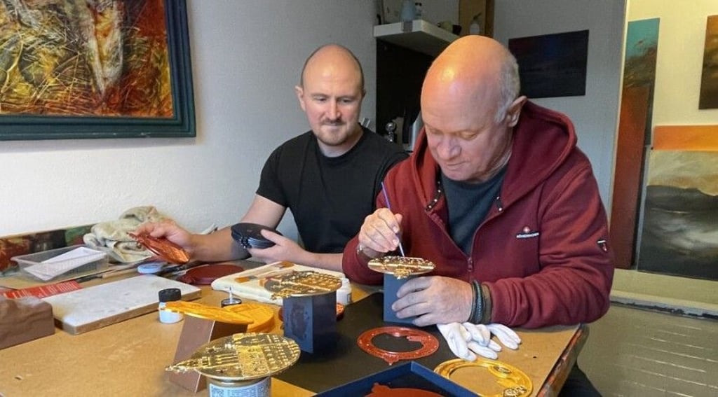 Sie legen letzte Hand an das neue Stadtbad-Souvenir: Esmero-Chef Alexander Schieberle (l.) und Grafiker und Künstler Frank Weiß beim Vergolden eines der Exemplare.
