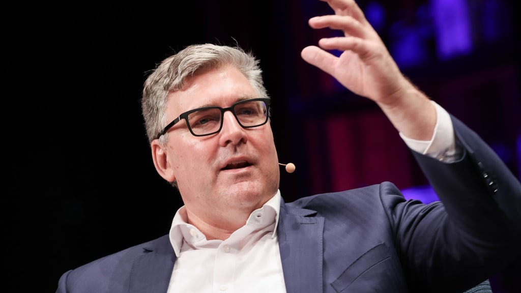 Eintracht Frankfurt befindet sich nach Angaben von Vorstandssprecher Axel Hellmann bei der Trainersuche auf der Zielgeraden. (Archivbild)