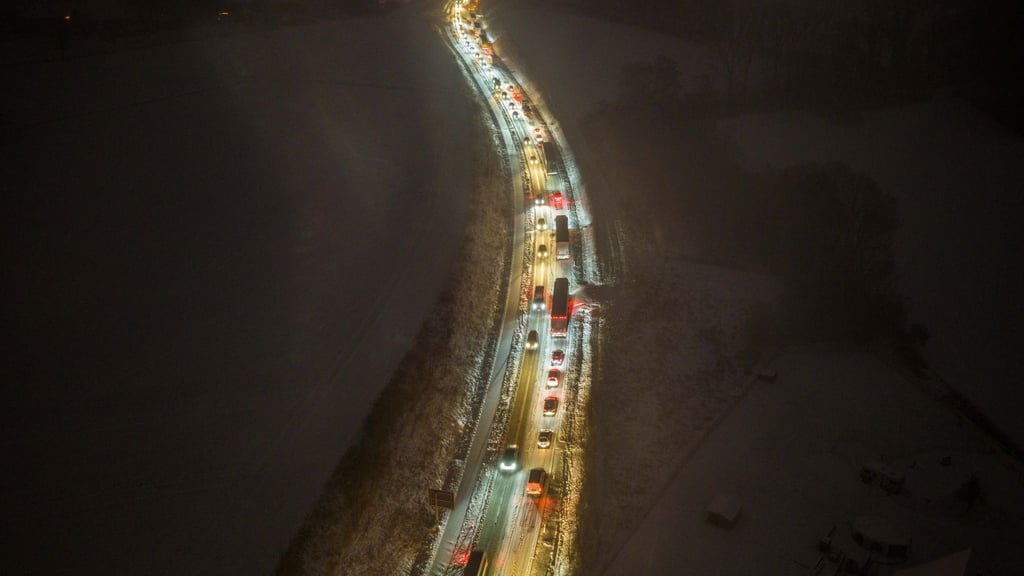 Bei Vlotho in NRW: Lastwagen schafften eine Steigung nicht, es hat sich ein Stau gebildet.