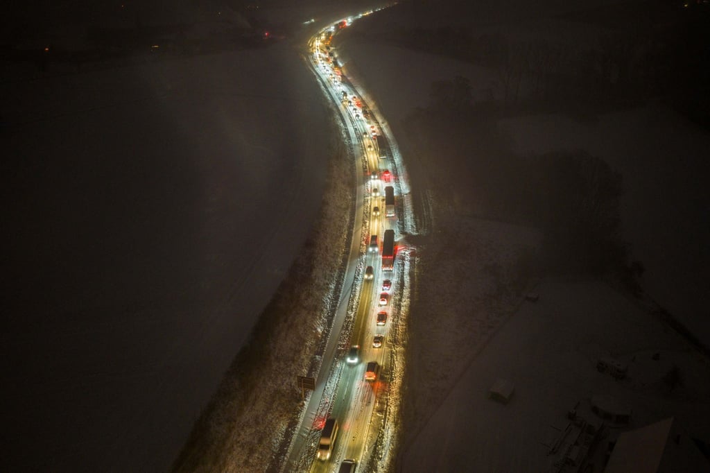 Bei Vlotho in NRW: Lastwagen schafften eine Steigung nicht, es hat sich ein Stau gebildet.