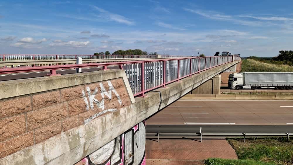 Brücke gesperrt: Jetzt steht es fest: Wann die Autobahnbrücke über die A 14 in Gröbers abgerissen werden soll