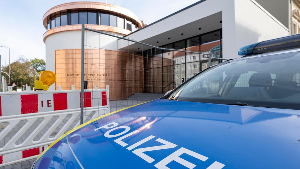 Nicht nur die neue Synagoge in Dessau wird rund um die Uhr von der Polizei bewacht. Rimma Fil ist Geschäftsführerin des Landesverbandes jüdischer Gemeinden in Sachsen-Anhalt.