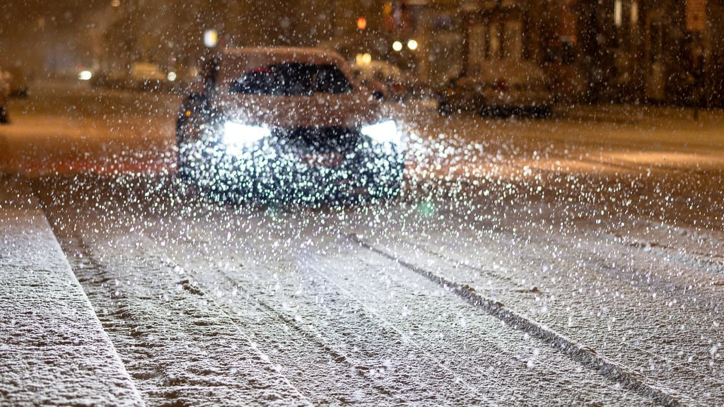 In Sachsen-Anhalt gibt es bei Schnee und Glätte erhebliche Verkehrsbehinderungen.