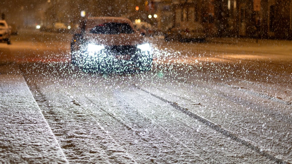 In Sachsen-Anhalt gibt es bei Schnee und Glätte erhebliche Verkehrsbehinderungen.