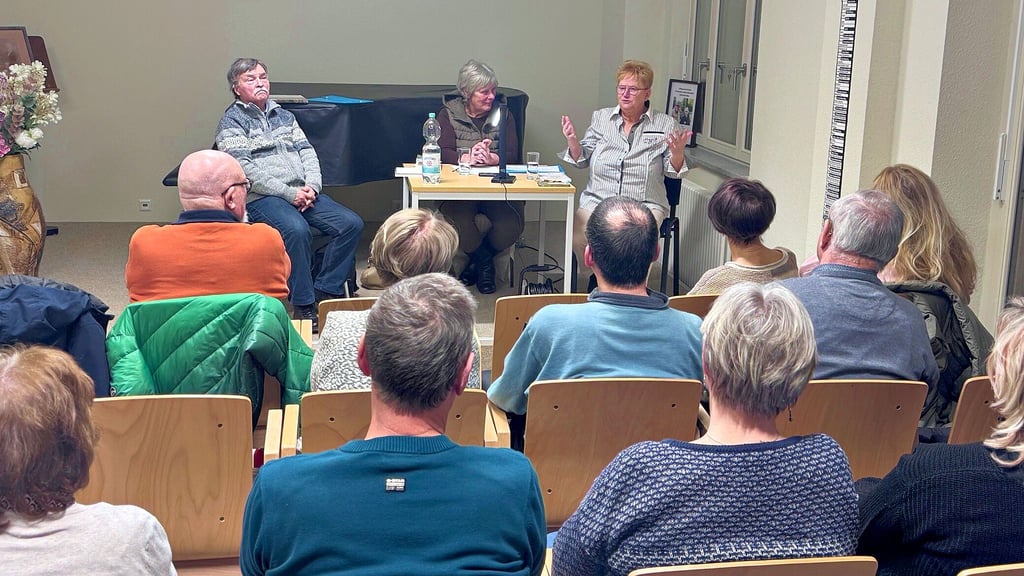 Neben der Autorin saßen Ex-Kulturpalastchef Reinhard Waag und CKB-Frau Rosi Topf im Podium. 