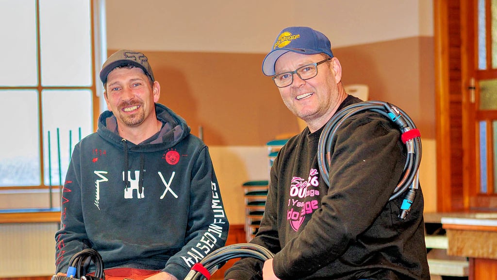 Udo Mugge (re.) mit Mitarbeiter Nils im Kretzschauer Saal .