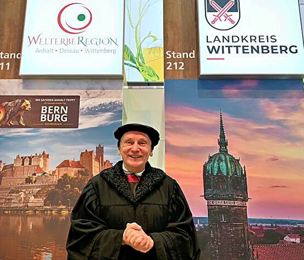 Bernhard Naumann, in seiner Rolle als   Reformator Martin Luther, versorgte die Besucher mit Fakten rund um die WelterbeRegion Anhalt-Dessau-Wittenberg.