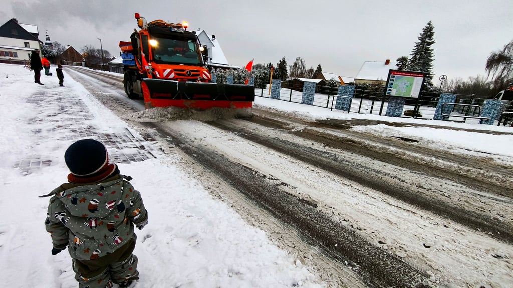 Räumfahrzeug am Montagmorgen, 26. Januar 2025, in Spergau im Einsatz
