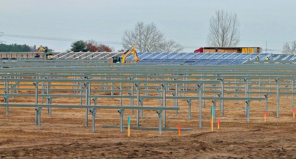 Der erste Solarpark in Uchtdorf entstand 2016/2017 am Ortsausgang in Richtung Tangerhütte. Der neue soll zehnmal so groß sein und am Ortsausgang Richtung Sandbeiendorf gebaut werden.