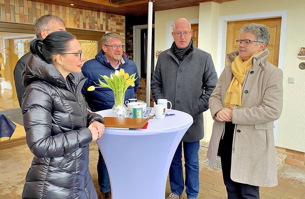 Ministerin Lydia Hüskens, MDCC Geschäftsführer Guido Nienhaus, Schönebecks Oberbürgermister Bert Knoblauch und Stadtwerke Geschäftsführerin Julia Teige (von rechts) bei der symbolischen Freischaltung des Glasfaseranschlusses in Grünewalde. 