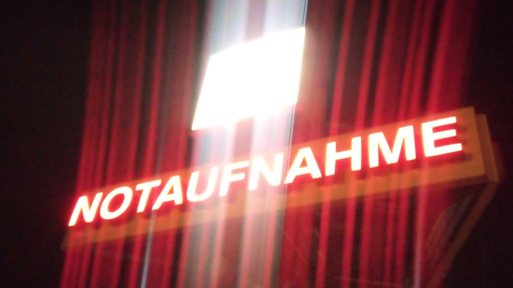 Beleuchtung zur Notaufnahme vor einem Klinikum - hier am Universitätsklinikum Magdeburg. 