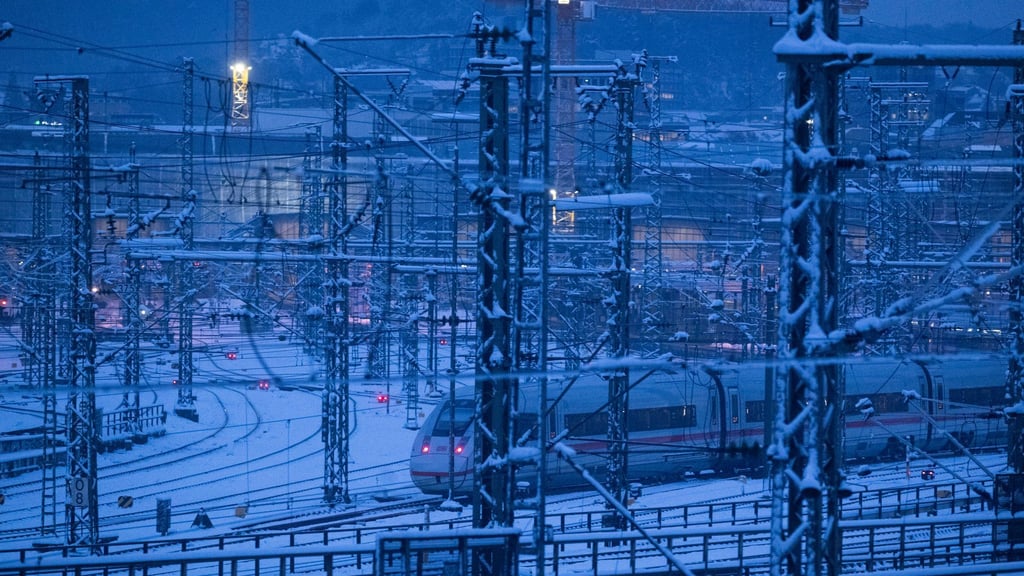 Weichen werden von Schnee zugeweht und frieren ein.