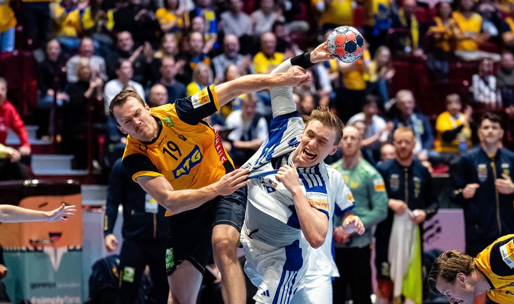 In ihren Nationaltrikots schenken sich die SCM-Spieler Felix Claar (Schweden) und der Isländer Gisli Kristjansson (r.) nichts.
